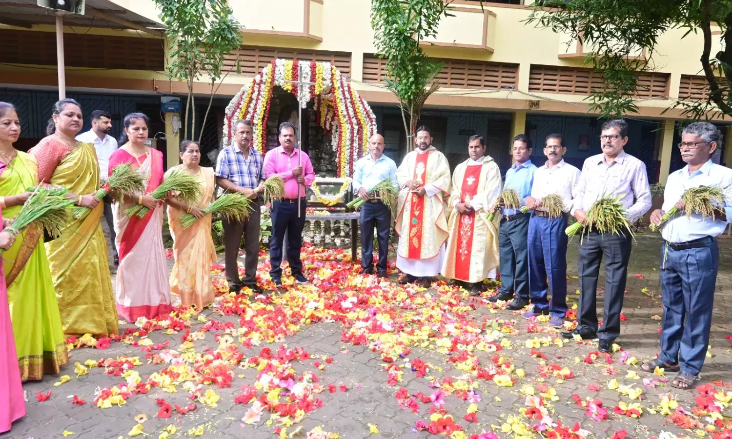 ಉಡುಪಿ: ಕ್ರೈಸ್ತರಿಂದ ಸಂಭ್ರಮದ ಮೊಂತಿ ಫೆಸ್ಟ್ ಆಚರಣೆ