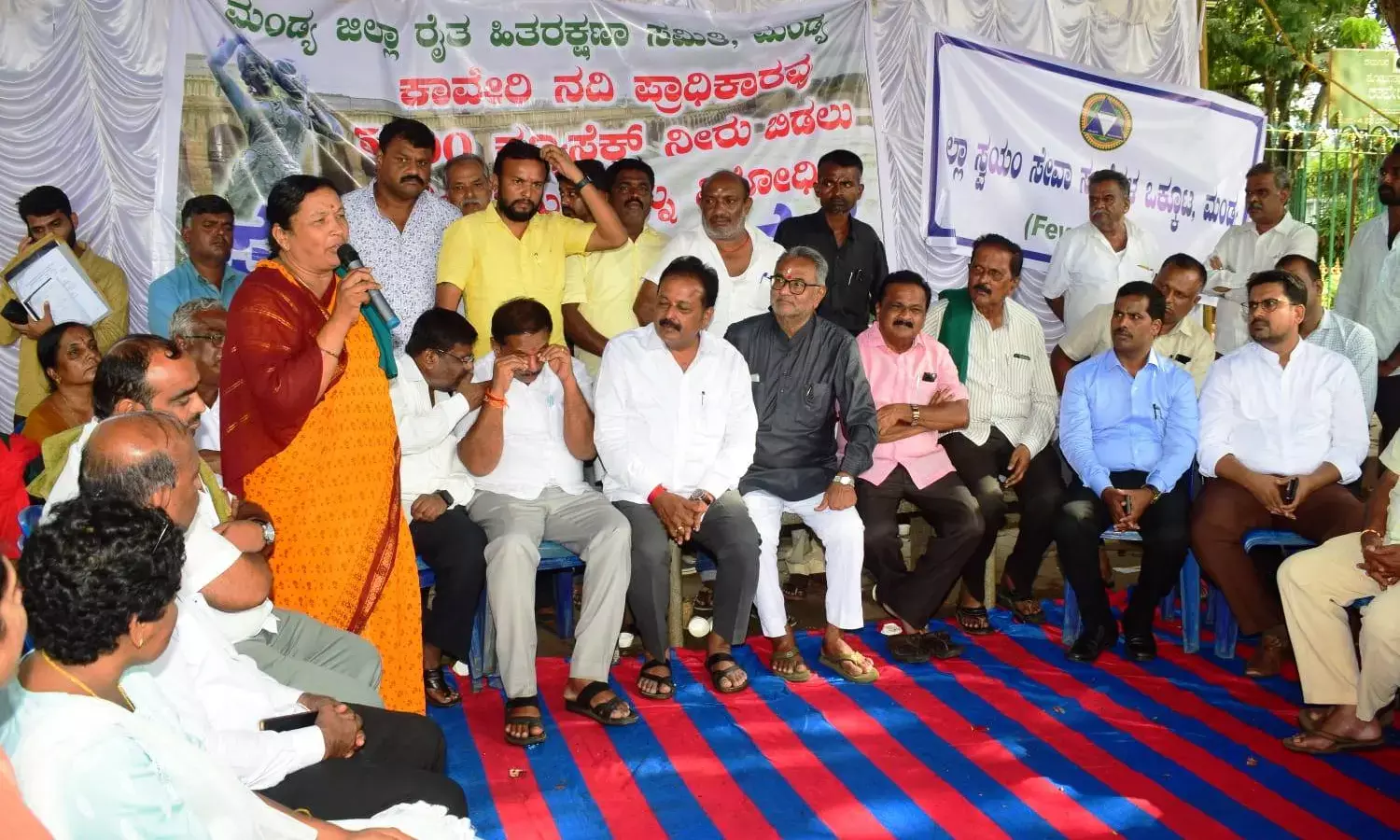 ತಮಿಳುನಾಡಿಗೆ ನೀರು ಸ್ಥಗಿತ: ರೈತರ ಧರಣಿ ತಾತ್ಕಾಲಿಕ ಹಿಂದಕ್ಕೆ