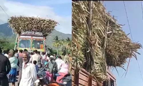 ಚಾಮರಾಜನಗರ | ಕಬ್ಬು ತುಂಬಿಕೊಂಡು ಹೊಗುತ್ತಿದ್ದ ಲಾರಿಗೆ ವಿದ್ಯುತ್ ತಂತಿ ಸ್ಪರ್ಶ: ಚಾಲಕ ಸೇರಿ ಇಬ್ಬರು ಸ್ಥಳದಲ್ಲೇ ಮೃತ್ಯು