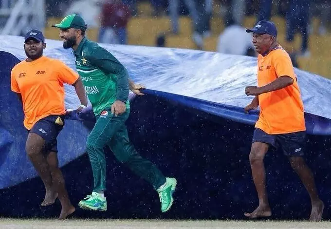 ಮಳೆ ಆಗಮಿಸಿದಾಗ ಮೈದಾನದ ಸಿಬ್ಬಂದಿ ಜೊತೆ ಕೈಜೋಡಿಸಿದ ಫಖರ್ ಝಮಾನ್! ಮಳೆ ಆಗಮಿಸಿದಾಗ ಮೈದಾನದ ಸಿಬ್ಬಂದಿ ಜೊತೆ ಕೈಜೋಡಿಸಿದ ಫಖರ್ ಝಮಾನ್!