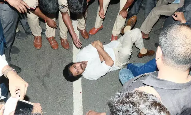 ರಸ್ತೆಯಲ್ಲಿ ಮಲಗಿ ಪ್ರತಿಭಟಿಸಿದ ನಟ ಪವನ್ ಕಲ್ಯಾಣ್‌