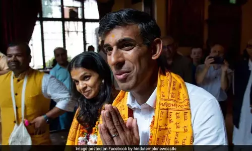 ದಿಲ್ಲಿಯ ಅಕ್ಷರಧಾಮ ದೇವಸ್ಥಾನಕ್ಕೆ ಭೇಟಿ ನೀಡಿದ ಬ್ರಿಟನ್ ಪ್ರಧಾನಿ ರಿಷಿ ಸುನಕ್, ಪತ್ನಿ ಅಕ್ಷತಾ ಮೂರ್ತಿ