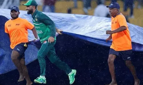 ಮಳೆ ಆಗಮಿಸಿದಾಗ ಮೈದಾನದ ಸಿಬ್ಬಂದಿ ಜೊತೆ ಕೈಜೋಡಿಸಿದ ಫಖರ್ ಝಮಾನ್!