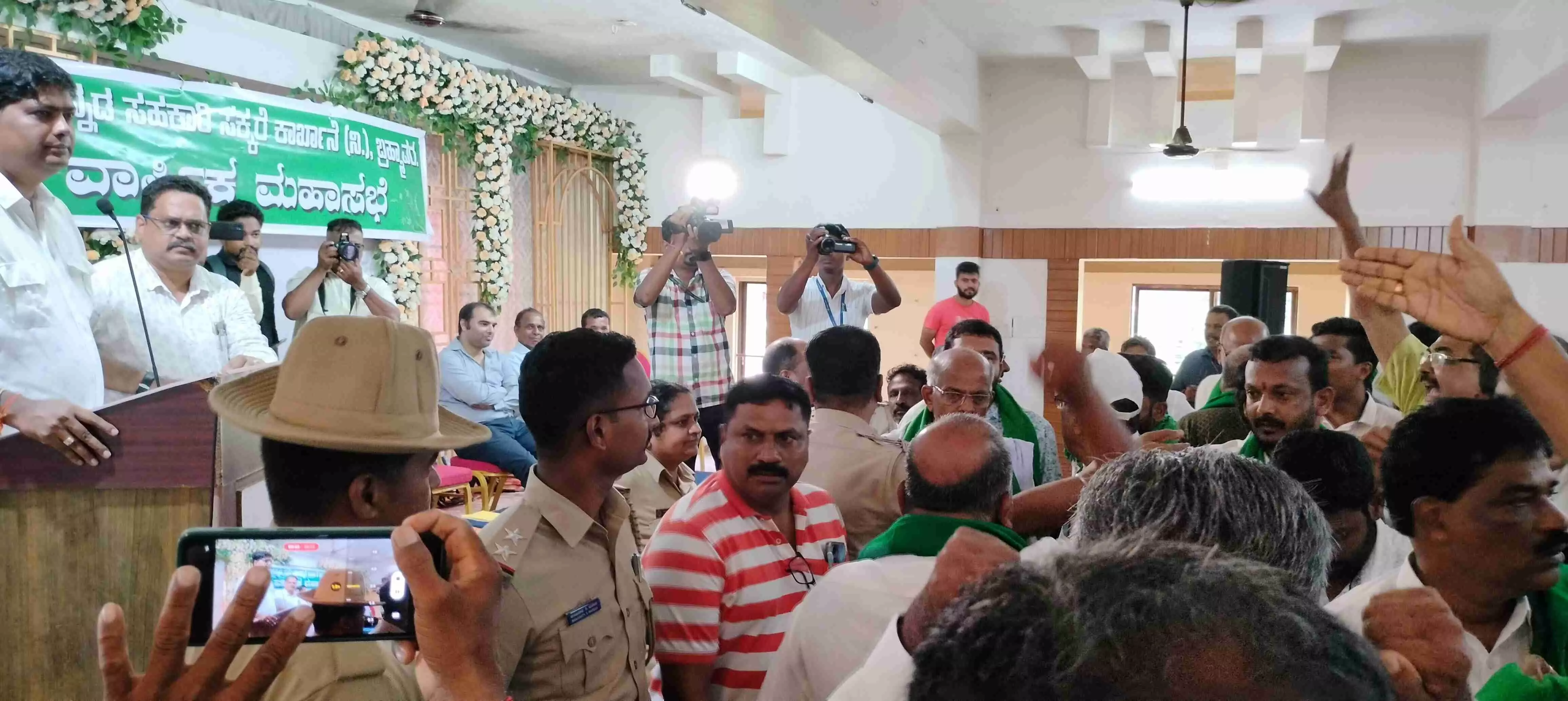 ಭ್ರಷ್ಟಾಚಾರ, ಕಾನೂನು ಬಾಹಿರ ಸಭೆಯ ಆರೋಪ: ಬ್ರಹ್ಮಾವರ ಸಕ್ಕರೆ ಕಾರ್ಖಾನೆ ಎಜಿಎಂನಲ್ಲಿ ಕೋಲಾಹಲ, ಗದ್ದಲ