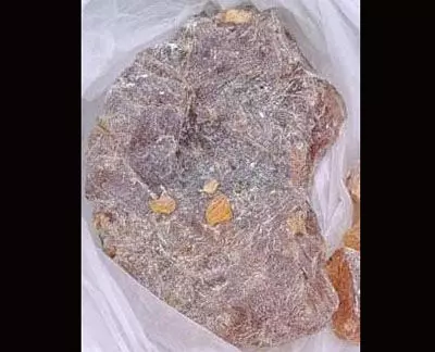 ಪಣಂಬೂರು: ಅಂಬರ್ ಗ್ರೀಸ್ (ತಿಮಿಂಗಿಲವಾಂತಿ) ಹೊಂದಿದ್ದ ಮೂವರು ಆರೋಪಿಗಳ ಬಂಧನ ಪಣಂಬೂರು: ಅಂಬರ್ ಗ್ರೀಸ್ (ತಿಮಿಂಗಿಲವಾಂತಿ) ಹೊಂದಿದ್ದ ಮೂವರು ಆರೋಪಿಗಳ ಬಂಧನ