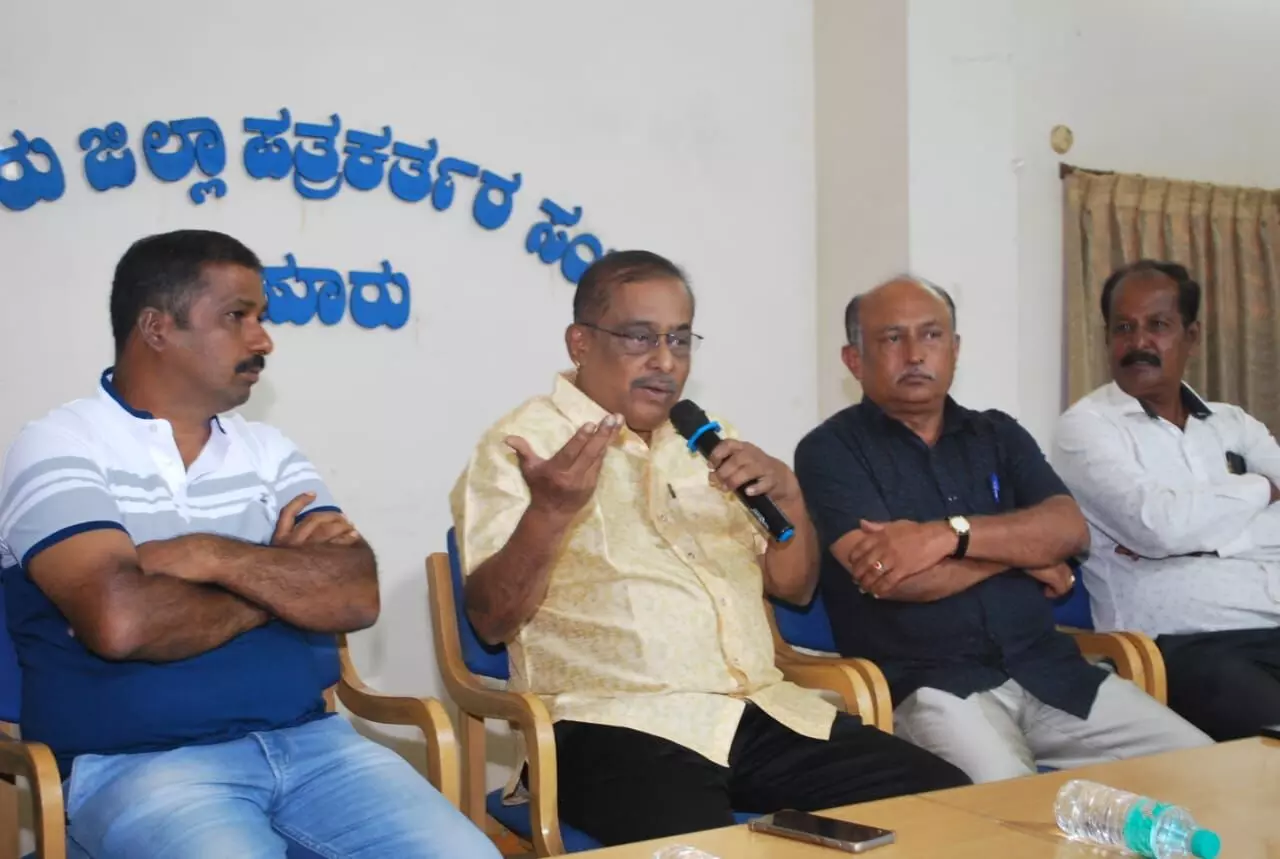 ಕನ್ನಡ ಚಿತ್ರರಂಗ ಚುಕ್ಕಾಣಿ ಇಲ್ಲದ ಹಡಗಿನಂತಾಗಿದೆ: ಹಂಸಲೇಖ ಬೇಸರ ಕನ್ನಡ ಚಿತ್ರರಂಗ ಚುಕ್ಕಾಣಿ ಇಲ್ಲದ ಹಡಗಿನಂತಾಗಿದೆ: ಹಂಸಲೇಖ ಬೇಸರ