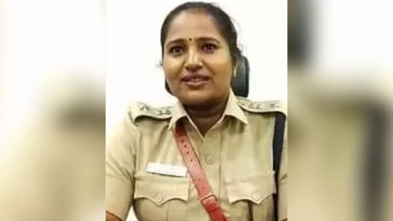 ಟ್ರಾಫಿಕ್ ನಲ್ಲಿ ಸಿಲುಕಿಕೊಂಡ ಸಿ ಎಂ ಸ್ಟಾಲಿನ್ : ಪೊಲೀಸ್ ಆಯುಕ್ತೆ ವರ್ಗಾವಣೆ ಟ್ರಾಫಿಕ್ ನಲ್ಲಿ ಸಿಲುಕಿಕೊಂಡ ಸಿ ಎಂ ಸ್ಟಾಲಿನ್ : ಪೊಲೀಸ್ ಆಯುಕ್ತೆ ವರ್ಗಾವಣೆ