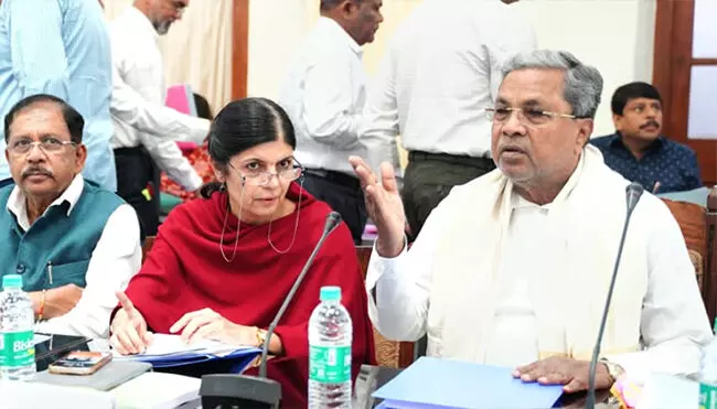 ಕಚೇರಿಯಲ್ಲೇ ಕುಳಿತು ಕೆಲಸ ಮಾಡಬೇಕು; ಮನೆಯಿಂದ ಕೆಲಸ ಮಾಡುವಂತಿಲ್ಲ: ಅಧಿಕಾರಿಗಳಿಗೆ ಸಿಎಂ ಸೂಚನೆ ಕಚೇರಿಯಲ್ಲೇ ಕುಳಿತು ಕೆಲಸ ಮಾಡಬೇಕು; ಮನೆಯಿಂದ ಕೆಲಸ ಮಾಡುವಂತಿಲ್ಲ: ಅಧಿಕಾರಿಗಳಿಗೆ ಸಿಎಂ ಸೂಚನೆ