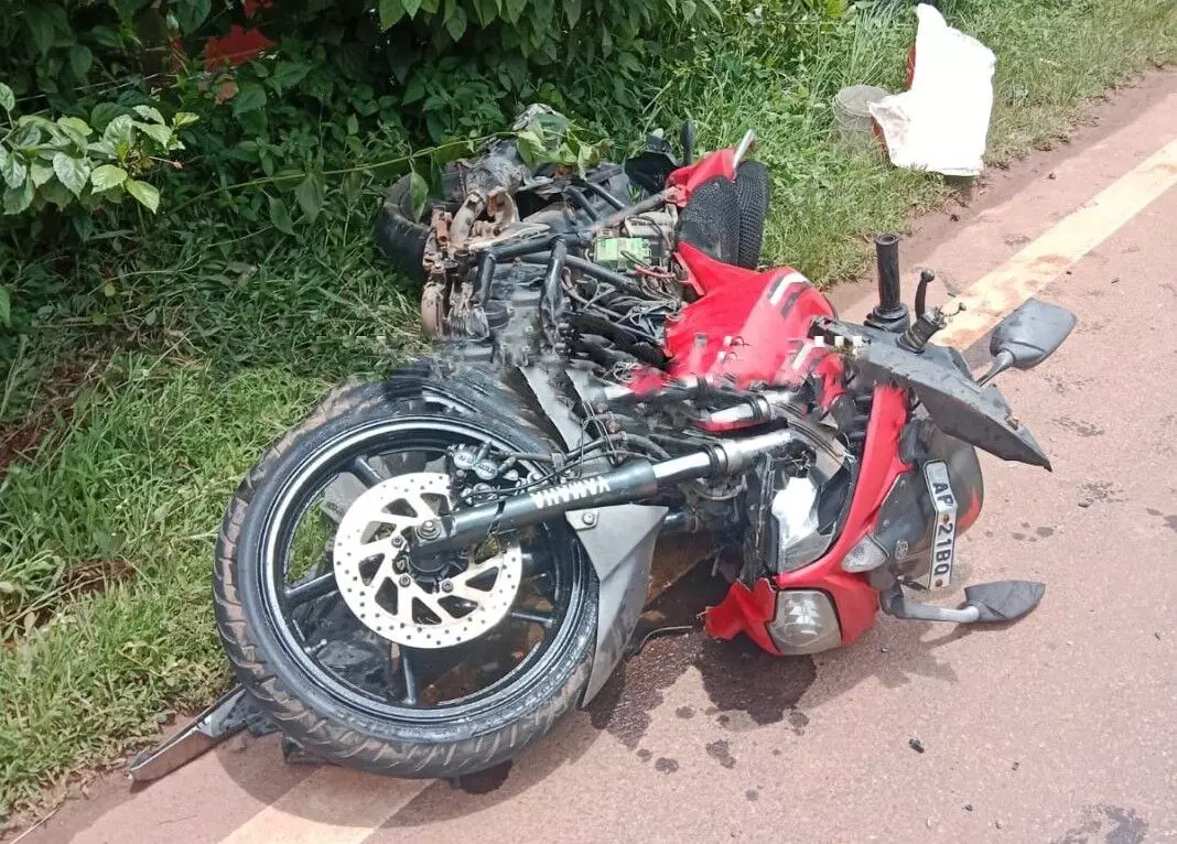 ಸುಳ್ಯ: ಬೈಕ್ಗೆ ಕಾರು ಢಿಕ್ಕಿ; ನಿಲ್ಲಿಸದೆ ಪರಾರಿಯಾದ ಕಾರು ಚಾಲಕ ಸುಳ್ಯ: ಬೈಕ್ಗೆ ಕಾರು ಢಿಕ್ಕಿ; ನಿಲ್ಲಿಸದೆ ಪರಾರಿಯಾದ ಕಾರು ಚಾಲಕ