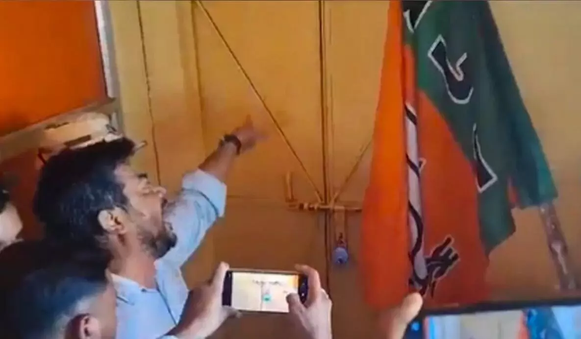 ಪಶ್ಚಿಮ ಬಂಗಾಳ: ಕೇಂದ್ರ ಸಚಿವ ಸುಭಾಶ್ ಸರ್ಕಾರ್ ರನ್ನು ಪಕ್ಷದ ಕಚೇರಿಯಲ್ಲಿ ಕೂಡಿ ಹಾಕಿದ ಪ್ರತಿಭಟನಾನಿರತ ಬಿಜೆಪಿ ಕಾರ್ಯಕರ್ತರು ಪಶ್ಚಿಮ ಬಂಗಾಳ: ಕೇಂದ್ರ ಸಚಿವ ಸುಭಾಶ್ ಸರ್ಕಾರ್ ರನ್ನು ಪಕ್ಷದ ಕಚೇರಿಯಲ್ಲಿ ಕೂಡಿ ಹಾಕಿದ ಪ್ರತಿಭಟನಾನಿರತ ಬಿಜೆಪಿ ಕಾರ್ಯಕರ್ತರು