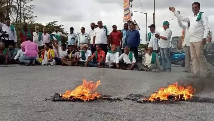 ತಮಿಳುನಾಡಿಗೆ ಮತ್ತೆ ನೀರು ಹರಿಸಲು ಶಿಫಾರಸು; ಮಂಡ್ಯದಲ್ಲಿ ರೈತರಿಂದ ಹೆದ್ದಾರಿ ತಡೆ, ಕಾವೇರಿ ನದಿಗಿಳಿದು ಪ್ರತಿಭಟನೆ ತಮಿಳುನಾಡಿಗೆ ಮತ್ತೆ ನೀರು ಹರಿಸಲು ಶಿಫಾರಸು; ಮಂಡ್ಯದಲ್ಲಿ ರೈತರಿಂದ ಹೆದ್ದಾರಿ ತಡೆ, ಕಾವೇರಿ ನದಿಗಿಳಿದು ಪ್ರತಿಭಟನೆ