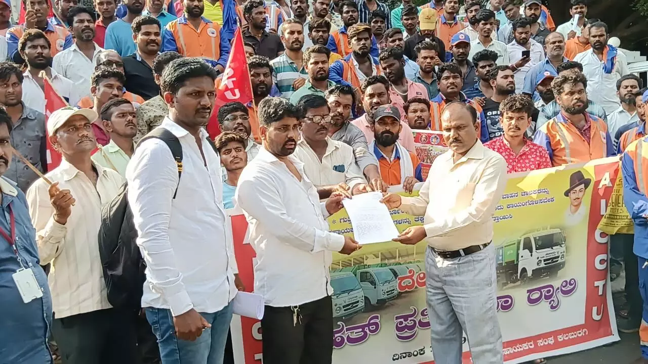 ತ್ಯಾಜ್ಯ ವಿಲೇವಾರಿ ವಾಹನ ಚಾಲಕ, ಸಹಾಯಕ, ಕ್ಲೀನರ್ ಗಳನ್ನು ಖಾಯಂಗೊಳಿಸುವಂತೆ ಧರಣಿ