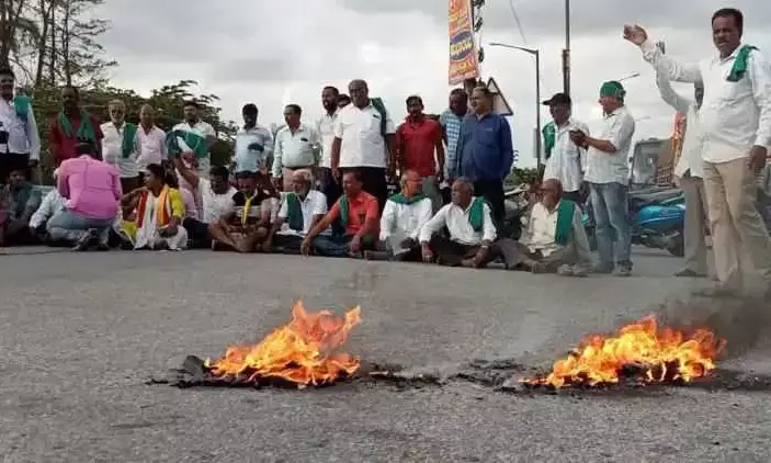 ತಮಿಳುನಾಡಿಗೆ ಮತ್ತೆ ನೀರು ಹರಿಸಲು ಶಿಫಾರಸು; ಮಂಡ್ಯದಲ್ಲಿ ರೈತರಿಂದ ಹೆದ್ದಾರಿ ತಡೆ, ಕಾವೇರಿ ನದಿಗಿಳಿದು ಪ್ರತಿಭಟನೆ