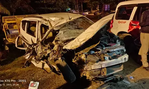 ತರೀಕೆರೆಯಲ್ಲಿ ಬಸ್- ಕಾರು ಮಧ್ಯೆ ಅಪಘಾತ: ಒಂಭತ್ತು ಮಂದಿಗೆ ಗಂಭೀರ ಗಾಯ