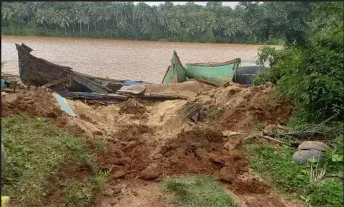 ಕುಂಬಳೆ | ಎಂಟು ಅಕ್ರಮ ಮರಳುಗಾರಿಕೆ ಅಡ್ಡೆಗೆ ಪೊಲೀಸ್ ದಾಳಿ: ಆರು ದೋಣಿಗಳ ಧ್ವಂಸ