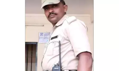 ತುಮಕೂರು | ಮರವೇರಿ ಆತ್ಮಹತ್ಯೆಗೆ ಯತ್ನಿಸಿದ ಹೋಂ ಗಾರ್ಡ್: ರಕ್ಷಿಸಿದ ಪೊಲೀಸ್, ಅಗ್ನಿಶಾಮಕ ದಳ ಸಿಬ್ಬಂದಿ