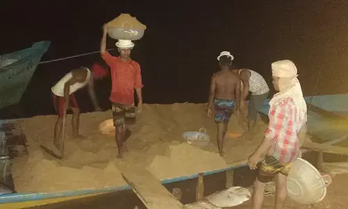 ಗಂಗೊಳ್ಳಿ | ಅಕ್ರಮ ಮರಳುಗಾರಿಕೆ ಅಡ್ಡೆಗೆ ಪೊಲೀಸ್ ದಾಳಿ: ಐವರು ವಶಕ್ಕೆ