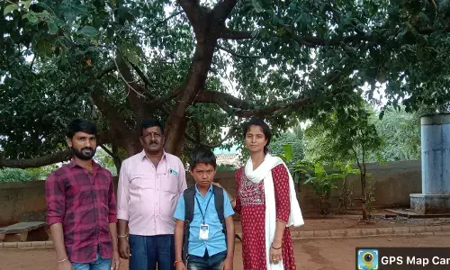 ಚಿತ್ರದುರ್ಗ: ಕುರಿ ಕಾಯುತ್ತಿದ್ದ ಬಾಲಕನನ್ನು ಮತ್ತೆ ಶಾಲೆಗೆ ದಾಖಲಿಸಿದ ಸಿದ್ದರಾಮಯ್ಯ