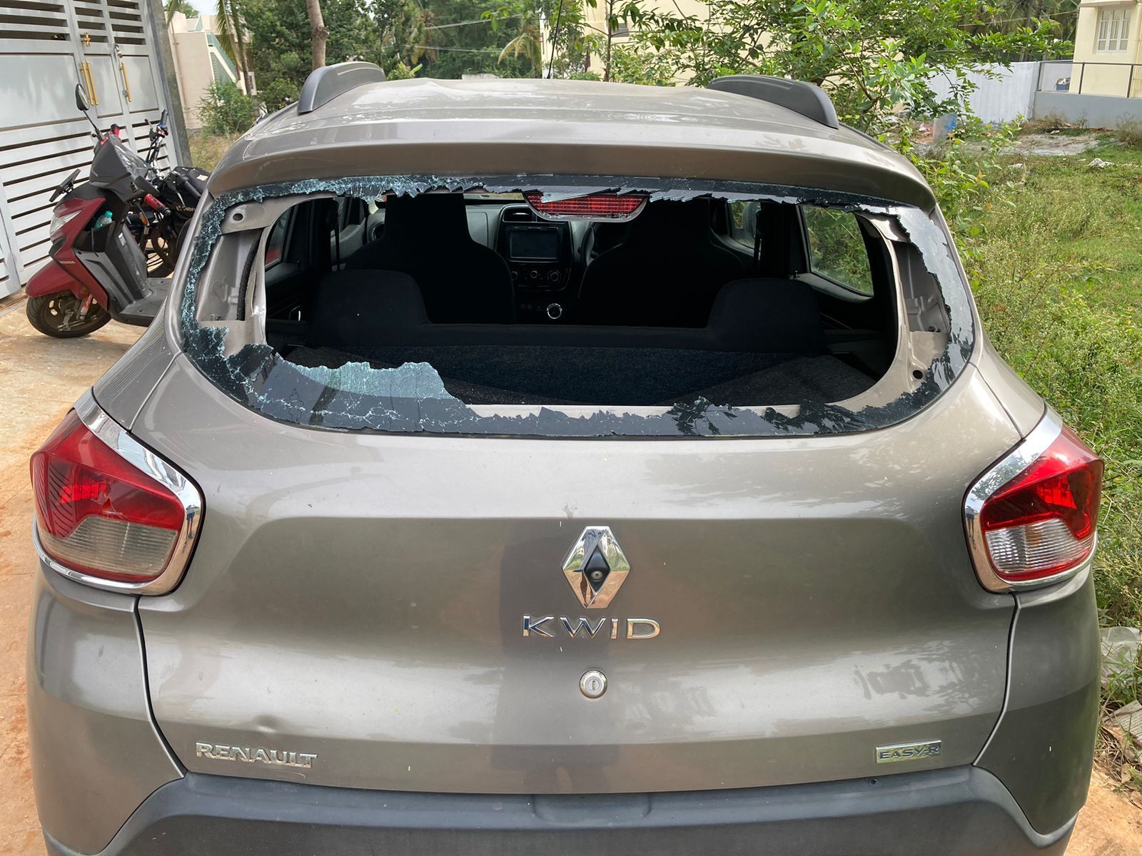 ಬೆಂಗಳೂರು | ವಿಜ್ಞಾನಿ ಕಾರಿಗೆ ಕಲ್ಲೆಸೆದು ಹಲ್ಲೆಗೆ ಯತ್ನ ಪ್ರಕರಣ: ಮೂವರು ಆರೋಪಿಗಳ ಬಂಧನ