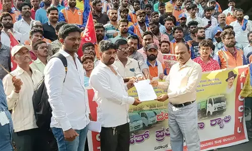 ತ್ಯಾಜ್ಯ ವಿಲೇವಾರಿ ವಾಹನ ಚಾಲಕ, ಸಹಾಯಕ, ಕ್ಲೀನರ್ ಗಳನ್ನು ಖಾಯಂಗೊಳಿಸುವಂತೆ ಧರಣಿ