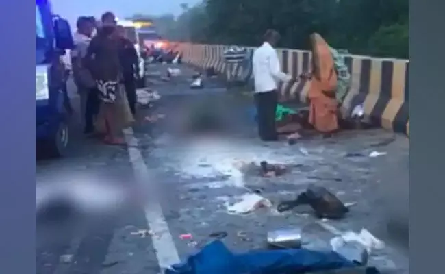 ರಾಜಸ್ಥಾನ| ಫ್ಲೈಓವರ್ ಮೇಲೆ ನಿಂತಿದ್ದ ಬಸ್ಸಿಗೆ ಟ್ರಕ್ ಢಿಕ್ಕಿ: 11 ಮಂದಿ ಮೃತ್ಯು ರಾಜಸ್ಥಾನ| ಫ್ಲೈಓವರ್ ಮೇಲೆ ನಿಂತಿದ್ದ ಬಸ್ಸಿಗೆ ಟ್ರಕ್ ಢಿಕ್ಕಿ: 11 ಮಂದಿ ಮೃತ್ಯು