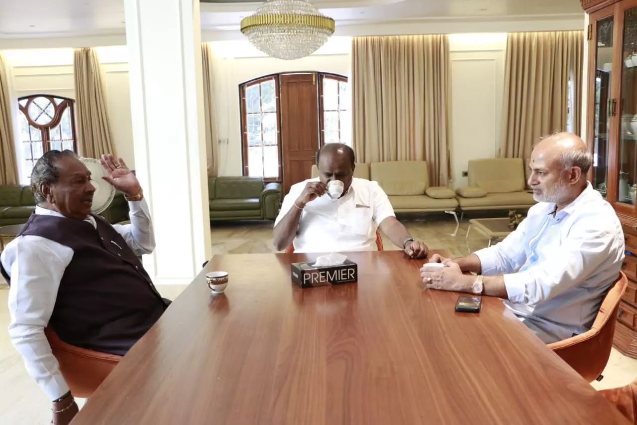 ಕುಮಾರಸ್ವಾಮಿ ಅವರ ನಿವಾಸಕ್ಕೆ ಕೆ.ಎಸ್. ಈಶ್ವರಪ್ಪ ಭೇಟಿ ಕುಮಾರಸ್ವಾಮಿ ಅವರ ನಿವಾಸಕ್ಕೆ ಕೆ.ಎಸ್. ಈಶ್ವರಪ್ಪ ಭೇಟಿ