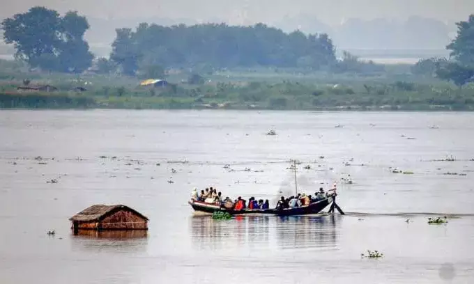 30 ಶಾಲಾ ಮಕ್ಕಳನ್ನು ಹೊತ್ತೊಯುತ್ತಿದ್ದ ದೋಣಿ ಪಲ್ಟಿ, 10 ಮಕ್ಕಳು ನಾಪತ್ತೆ