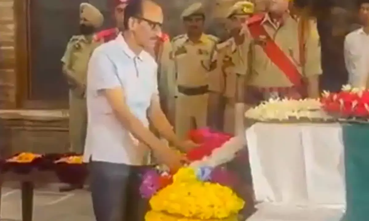 ಜಮ್ಮು-ಕಾಶ್ಮೀರ: ಭಾರದ ಹೃದಯದಿಂದ ಪುತ್ರ, ಹಿರಿಯ ಪೊಲೀಸ್ ಅಧಿಕಾರಿಗೆ ಅಂತಿಮ ನಮನ ಸಲ್ಲಿಸಿದ ನಿವೃತ್ತ ಪೊಲೀಸ್ ಅಧಿಕಾರಿ ಗುಲಾಮ್ ಹಸನ್ ಭಟ್