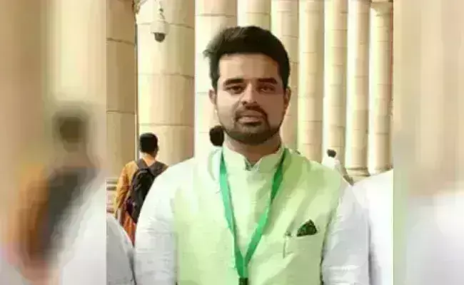 ಸಂಸದ ಸ್ಥಾನ ಅಸಿಂಧು ಪ್ರಶ್ನಿಸಿ ಸುಪ್ರೀಂಕೋರ್ಟ್‍ಗೆ ಪ್ರಜ್ವಲ್ ರೇವಣ್ಣ ಅರ್ಜಿ