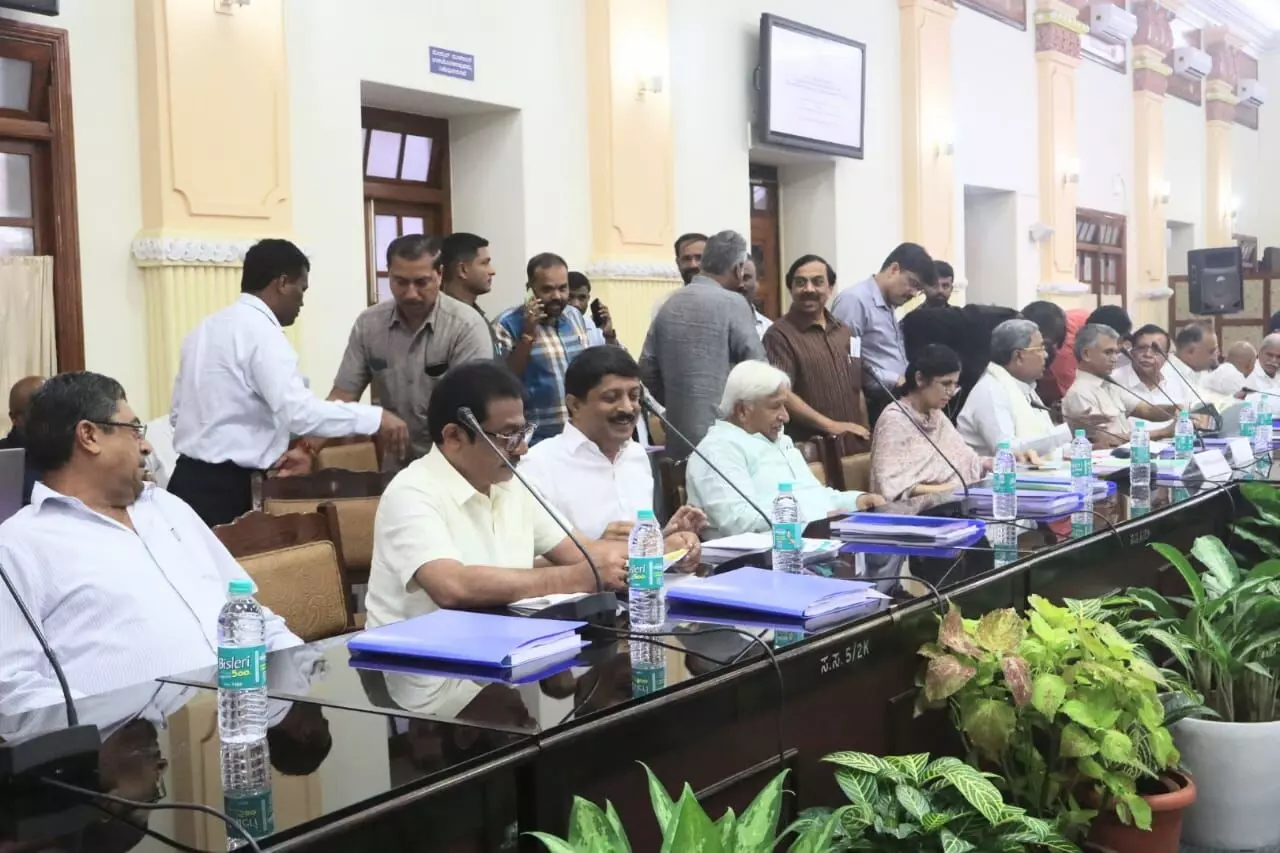 ಸಿಎಂ ಸಮ್ಮುಖದಲ್ಲಿ ವಸತಿ ಇಲಾಖೆ ಪರಿಸ್ಥಿತಿ ಬಿಚ್ಚಿಟ್ಟ ಸಚಿವ ಝಮೀರ್ ಅಹಮದ್ ಸಿಎಂ ಸಮ್ಮುಖದಲ್ಲಿ ವಸತಿ ಇಲಾಖೆ ಪರಿಸ್ಥಿತಿ ಬಿಚ್ಚಿಟ್ಟ ಸಚಿವ ಝಮೀರ್ ಅಹಮದ್