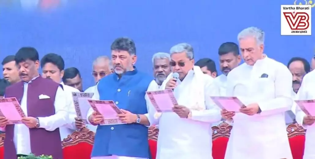 ಅಂತಾರಾಷ್ಟ್ರೀಯ ಪ್ರಜಾಪ್ರಭುತ್ವ ದಿನಾಚರಣೆ: ಸಂವಿಧಾನ ಪೀಠಿಕೆ ವಾಚಿಸಿದ ಸಿಎಂ ಸಿದ್ದರಾಮಯ್ಯ ಅಂತಾರಾಷ್ಟ್ರೀಯ ಪ್ರಜಾಪ್ರಭುತ್ವ ದಿನಾಚರಣೆ: ಸಂವಿಧಾನ ಪೀಠಿಕೆ ವಾಚಿಸಿದ ಸಿಎಂ ಸಿದ್ದರಾಮಯ್ಯ