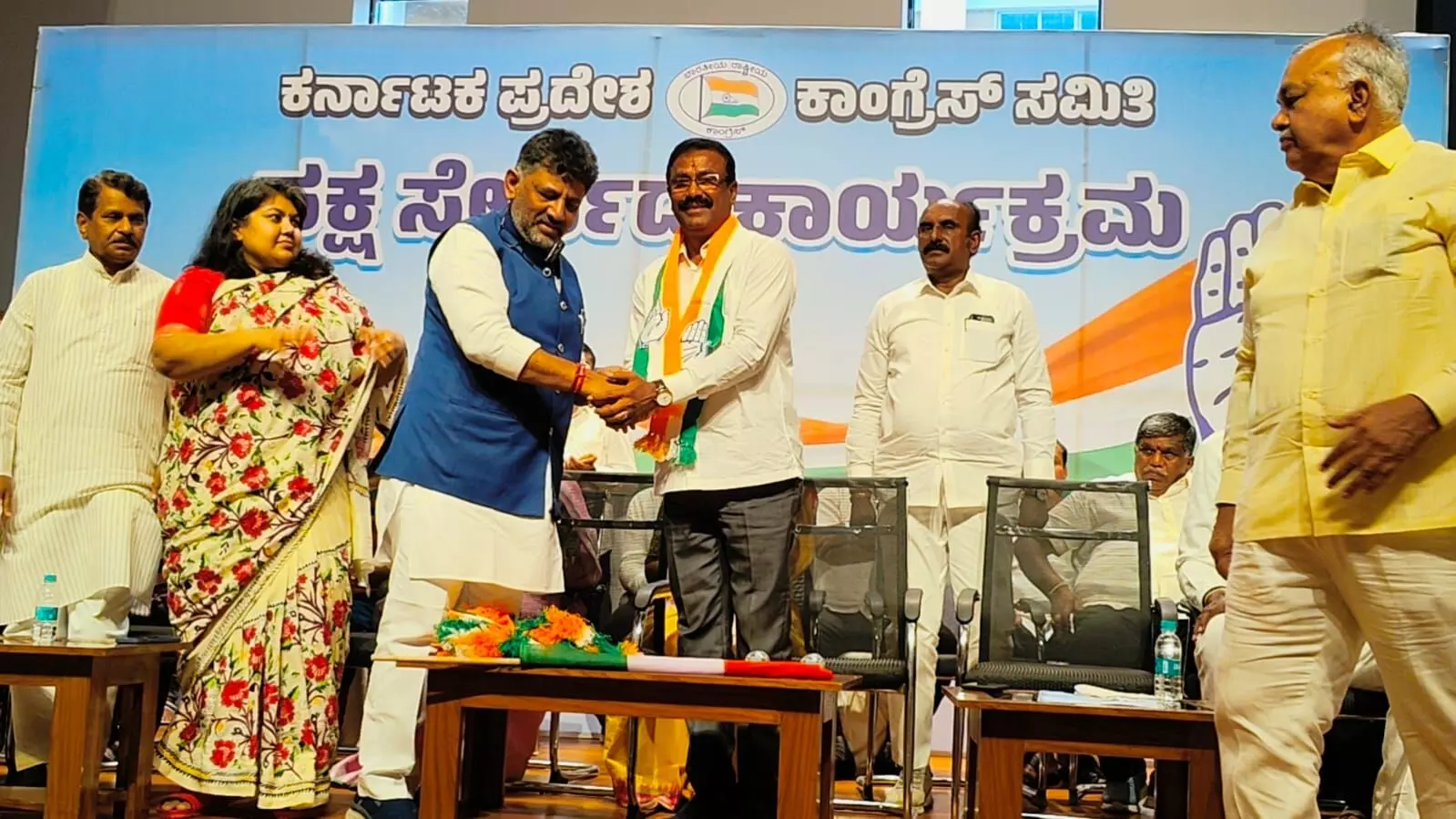 ಕಾಂಗ್ರೆಸ್ ಪಕ್ಷಕ್ಕೆ ಸೇರ್ಪಡೆಗೊಂಡ ಬಿಜೆಪಿ, ಜೆಡಿಎಸ್ ಮುಖಂಡರು ಕಾಂಗ್ರೆಸ್ ಪಕ್ಷಕ್ಕೆ ಸೇರ್ಪಡೆಗೊಂಡ ಬಿಜೆಪಿ, ಜೆಡಿಎಸ್ ಮುಖಂಡರು