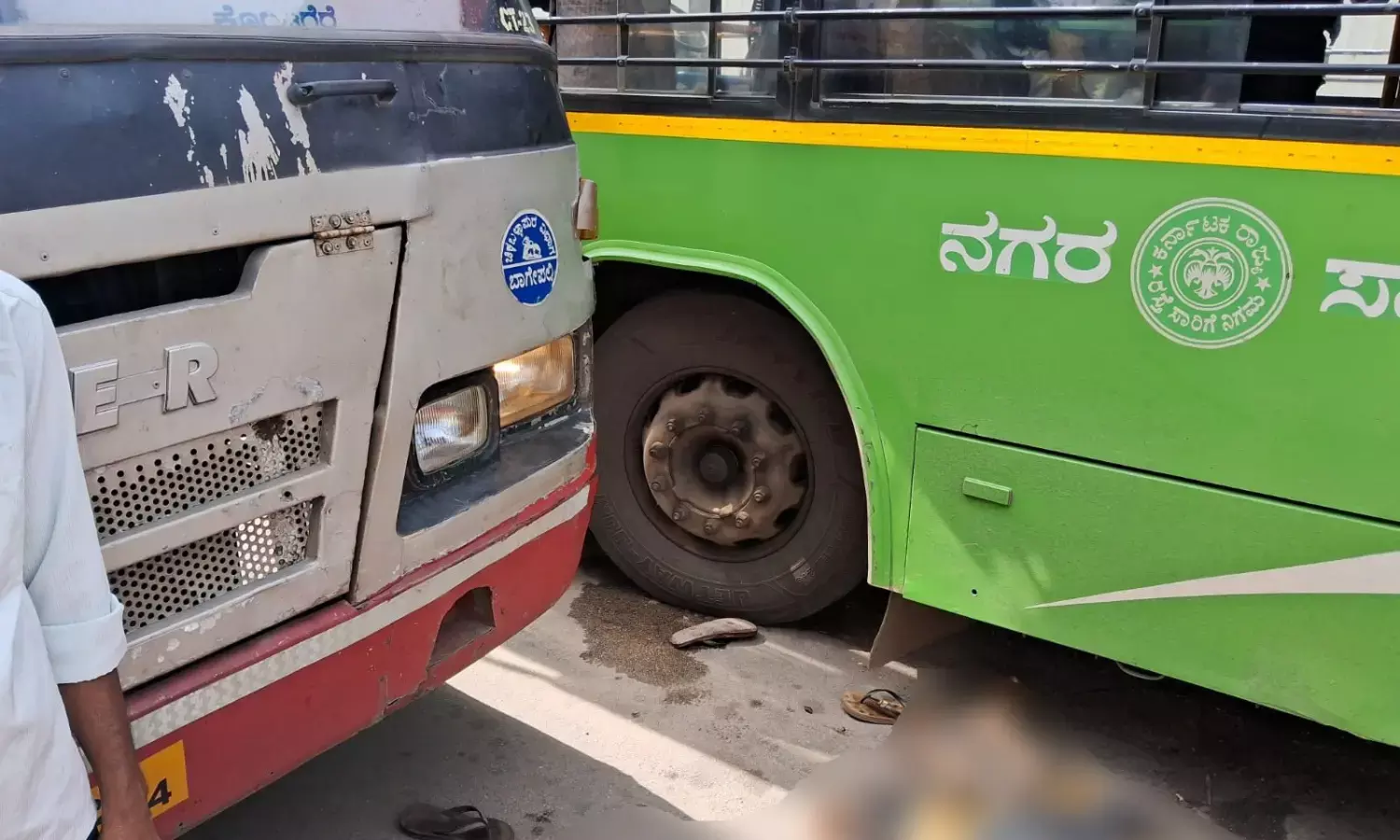 ತುಮಕೂರು: ಎರಡು ಬಸ್ ಗಳ ನಡುವೆ ಸಿಲುಕಿ ಇಬ್ಬರು ಮಹಿಳೆಯರು ಮೃತ್ಯು