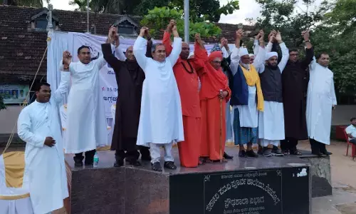 ಶಿವಮೊಗ್ಗ ನಗರದಲ್ಲಿ ಸೌಹಾರ್ದವೇ ಹಬ್ಬ ನಡಿಗೆ | ಕೈ ಕೈ ಹಿಡಿದು ಸೌಹಾರ್ದ ಸಂದೇಶ ಸಾರಿದ ಧರ್ಮಗುರುಗಳು