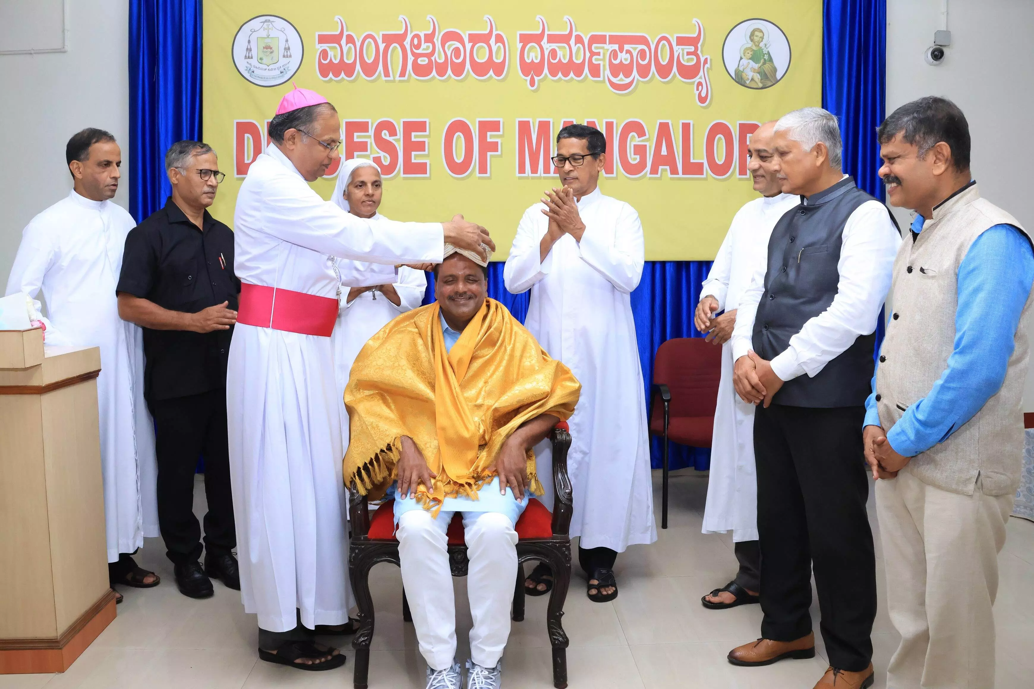 ಮಂಗಳೂರು ಕ್ರೈಸ್ತ ಧರ್ಮಪ್ರಾಂತದಿಂದ ಯು.ಟಿ.ಖಾದರ್ ಗೆ ಸನ್ಮಾನ ಮಂಗಳೂರು ಕ್ರೈಸ್ತ ಧರ್ಮಪ್ರಾಂತದಿಂದ ಯು.ಟಿ.ಖಾದರ್ ಗೆ ಸನ್ಮಾನ