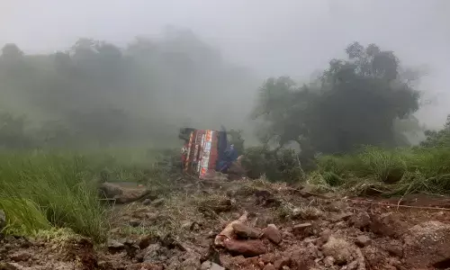 ಚಾರ್ಮಾಡಿ ಘಾಟಿಯಲ್ಲಿ ದಟ್ಟ ಮಂಜು: 100 ಅಡಿ ಪ್ರಪಾತಕ್ಕೆ ಉರುಳಿದ ಲಾರಿ