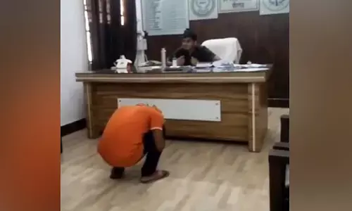 ಉತ್ತರಪ್ರದೇಶ| ವ್ಯಕ್ತಿಗೆ ಶಿಕ್ಷಿಸುವ ವೀಡಿಯೊ ವೈರಲ್: ಹುದ್ದೆ ಕಳೆದುಕೊಂಡ ಸರಕಾರಿ ಅಧಿಕಾರಿ