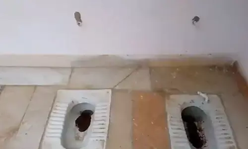 ಉತ್ತರ ಪ್ರದೇಶ: ಅಡ್ಡ ಗೋಡೆಯಿಲ್ಲದೆ ನಾಲ್ಕು ಶೌಚಾಲಯ ನಿರ್ಮಾಣ !