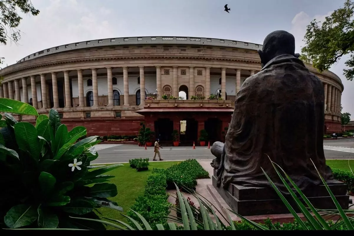 ಹಳೆಯ ಸಂಸತ್ ಭವನ: ಭಾರತದ ಪ್ರಜಾಪ್ರಭುತ್ವದೊಂದಿಗಿನ ಮೆಲುಕು ಹಳೆಯ ಸಂಸತ್ ಭವನ: ಭಾರತದ ಪ್ರಜಾಪ್ರಭುತ್ವದೊಂದಿಗಿನ ಮೆಲುಕು