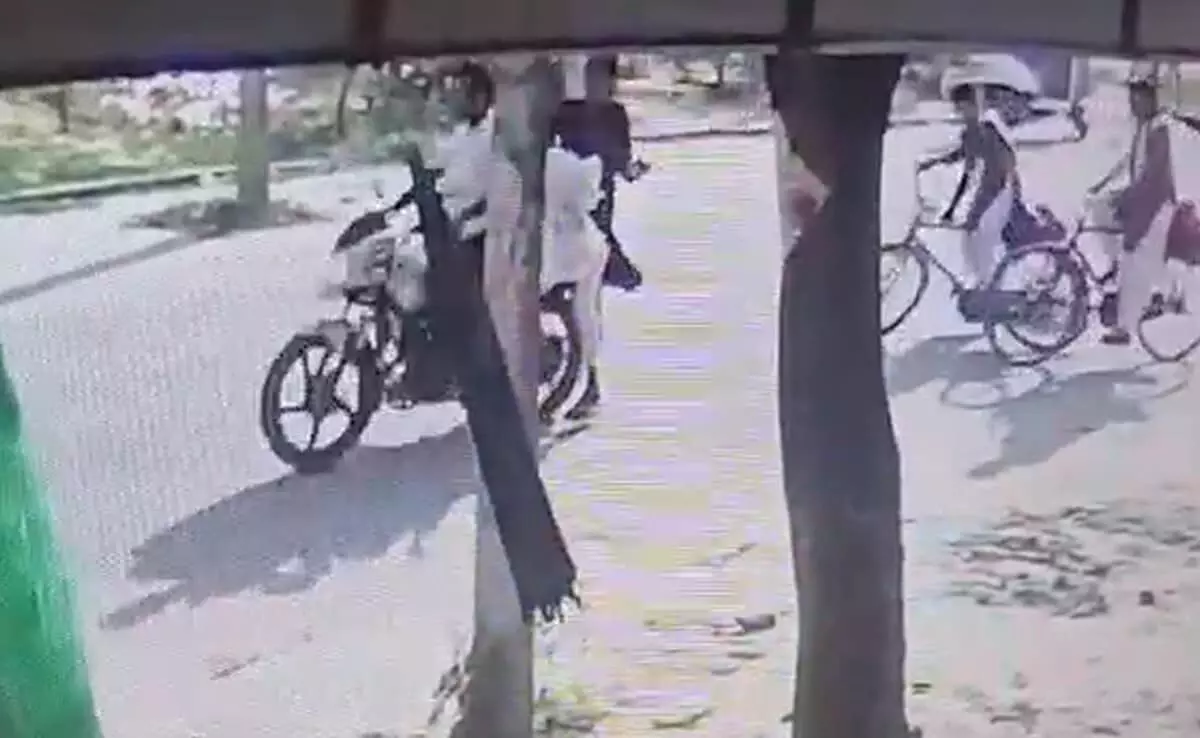 ದುಪಟ್ಟಾ ಎಳೆದ ದುಷ್ಕರ್ಮಿಗಳು, ಬೈಕ್ ನಡಿ ಬಿದ್ದು ಬಾಲಕಿ ಮೃತ್ಯು ದುಪಟ್ಟಾ ಎಳೆದ ದುಷ್ಕರ್ಮಿಗಳು, ಬೈಕ್ ನಡಿ ಬಿದ್ದು ಬಾಲಕಿ ಮೃತ್ಯು