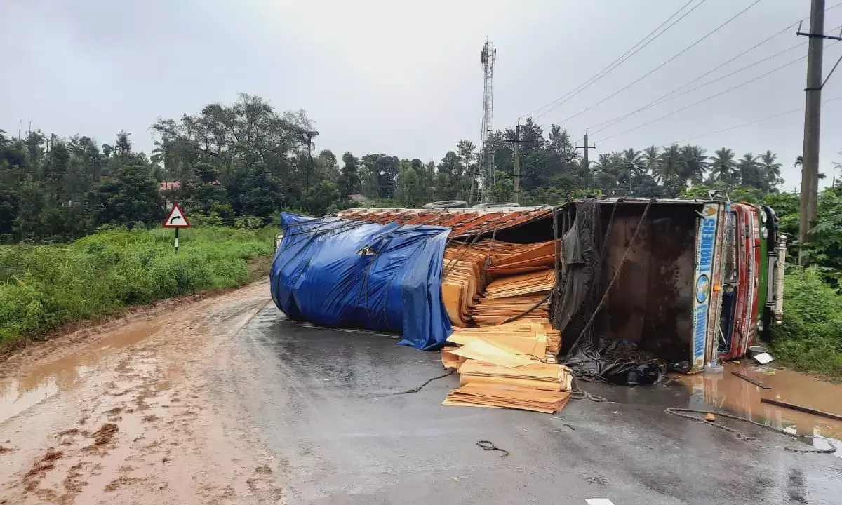 ಮೂಡಿಗೆರೆ: ಹೆದ್ದಾರಿ ಮಧ್ಯೆ ಉರುಳಿಬಿದ್ದ ಪ್ಲೈವುಡ್ ಸಾಗಾಟದ ಲಾರಿ