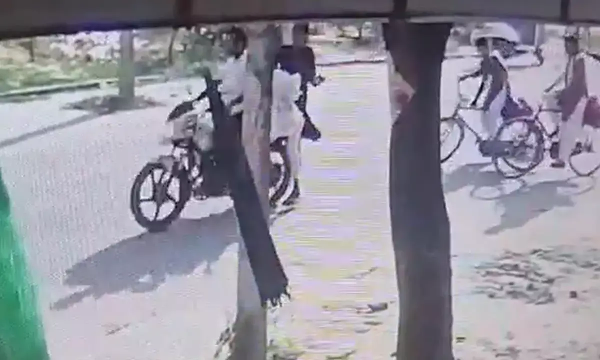 ದುಪಟ್ಟಾ ಎಳೆದ ದುಷ್ಕರ್ಮಿಗಳು, ಬೈಕ್ ನಡಿ ಬಿದ್ದು ಬಾಲಕಿ ಮೃತ್ಯು