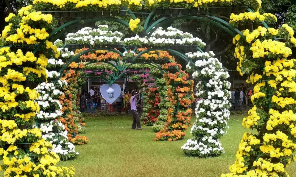 ಲಾಲ್‌ಬಾಗ್‌ನಲ್ಲಿ ಗುಂಪಾಗಿ ಕುಳಿತು ಪಸ್ತಕ ಓದುವುದಕ್ಕೆ ನಿಷೇಧ ಹೇರಿದ ತೋಟಗಾರಿಕಾ ಇಲಾಖೆ!