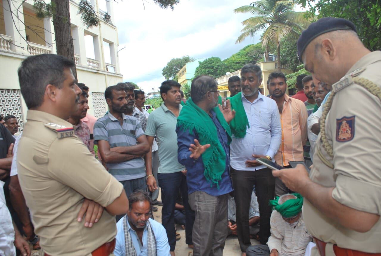 ಟ್ರಾಫಿಕ್ ಪಿಎಸ್‌ಐ ಪುತ್ರ ವ್ಹೀಲಿಂಗ್ ಮಾಡುತ್ತಿದ್ದ ಬೈಕ್‌ ಢಿಕ್ಕಿ ; ವೃದ್ಧ ಸ್ಥಳದಲ್ಲೇ ಮೃತ್ಯು