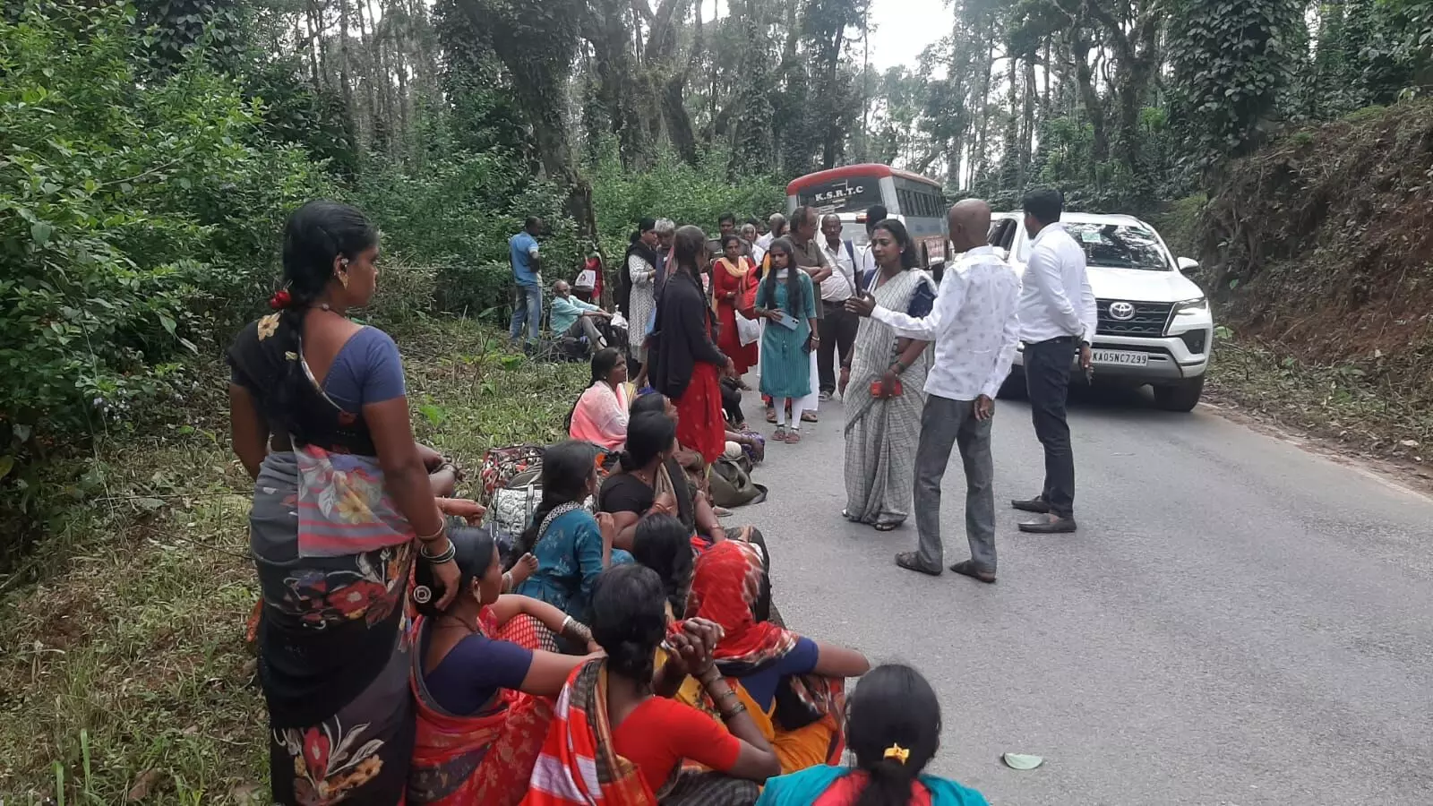 ರಸ್ತೆ ಮಧ್ಯೆ ಕೆಟ್ಟು ನಿಂತ ಕೆಎಸ್ಸಾರ್ಟಿಸಿ ಬಸ್‍: 90ಕ್ಕೂ ಹೆಚ್ಚು ಪ್ರಯಾಣಿಕರ ಪರದಾಟ