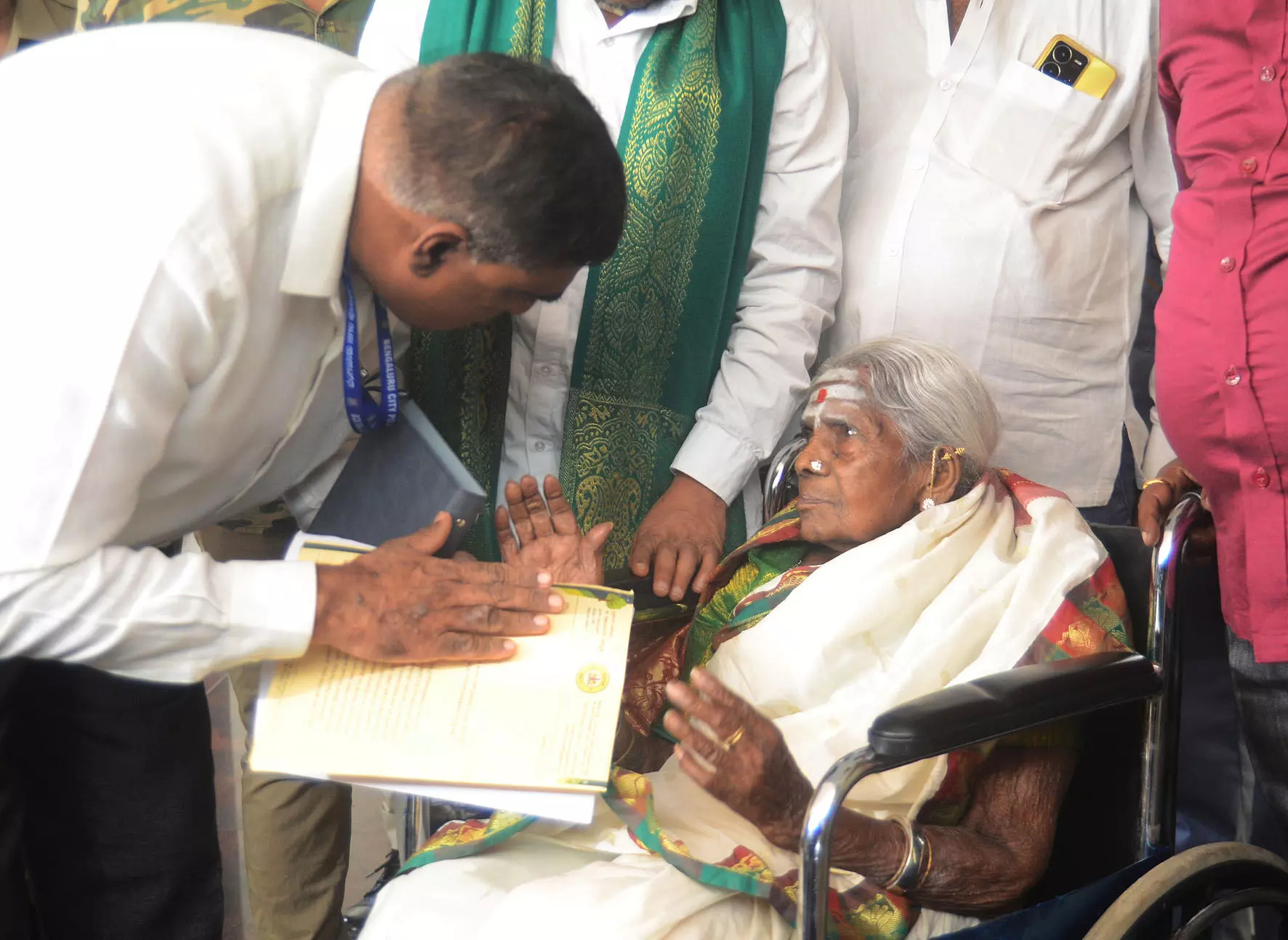 ಚೈತ್ರಾ ವಂಚನೆ ಪ್ರಕರಣದಲ್ಲಿ ಹೆಸರು ದುರ್ಬಳಕೆ: ಪೊಲೀಸ್ ಆಯುಕ್ತರಿಗೆ ಸಾಲು ಮರದ ತಿಮ್ಮಕ್ಕ ದೂರು ಚೈತ್ರಾ ವಂಚನೆ ಪ್ರಕರಣದಲ್ಲಿ ಹೆಸರು ದುರ್ಬಳಕೆ: ಪೊಲೀಸ್ ಆಯುಕ್ತರಿಗೆ ಸಾಲು ಮರದ ತಿಮ್ಮಕ್ಕ ದೂರು