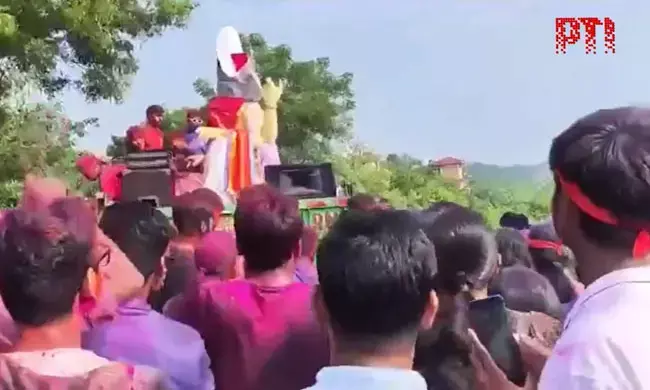 ಗಣೇಶ ವಿಗ್ರಹ ಸಾಗಿಸುವ ವೇಳೆ ವಿದ್ಯುತ್ ಸ್ಪರ್ಶಿಸಿ ಓರ್ವ ವಿದ್ಯಾರ್ಥಿ ಮೃತ್ಯು, ಇತರ ನಾಲ್ವರಿಗೆ ಗಂಭೀರ ಗಾಯ