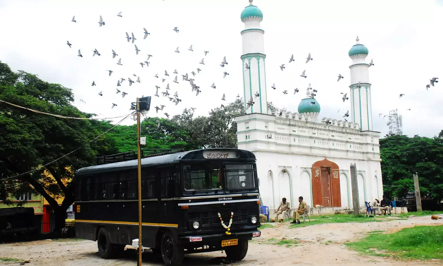 ಚಾಮರಾಜಪೇಟೆ ಈದ್ಗಾ ಮೈದಾನದಲ್ಲಿ ಗಣೇಶೋತ್ಸವ: ಸೂಕ್ತ ನಿರ್ಧಾರ ಕೈಗೊಳ್ಳಲು ಡಿಸಿಗೆ ಹೈಕೋರ್ಟ್ ಸೂಚನೆ