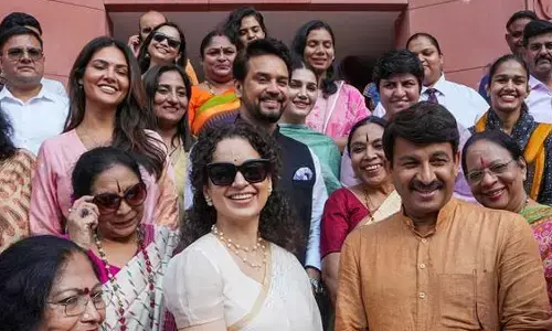 ನೂತನ ಸಂಸತ್‌ ಭವನಕ್ಕೆ ಕಂಗನಾ, ಇಶಾ ಸೇರಿದಂತೆ ಹಲವು ಕಲಾವಿದೆಯರು ಭೇಟಿ; ಮಹಿಳಾ ಮೀಸಲಾತಿ ಕುರಿತು ಪ್ರಧಾನಿ ಮೋದಿಗೆ ಶ್ಲಾಘನೆ