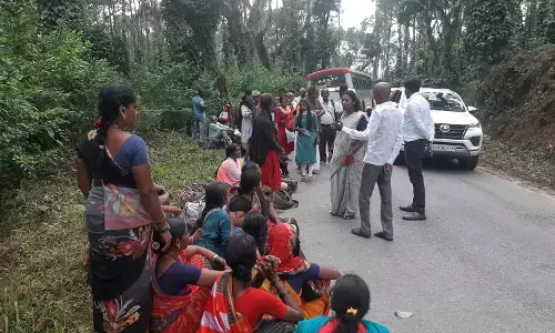 ರಸ್ತೆ ಮಧ್ಯೆ ಕೆಟ್ಟು ನಿಂತ ಕೆಎಸ್ಸಾರ್ಟಿಸಿ ಬಸ್‍: 90ಕ್ಕೂ ಹೆಚ್ಚು ಪ್ರಯಾಣಿಕರ ಪರದಾಟ